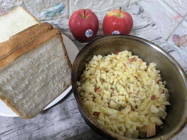 將華盛頓加拉蘋果清洗乾淨擦乾水份，不去皮切薄片，再切細條，最後切小小丁，放入小湯鍋中。