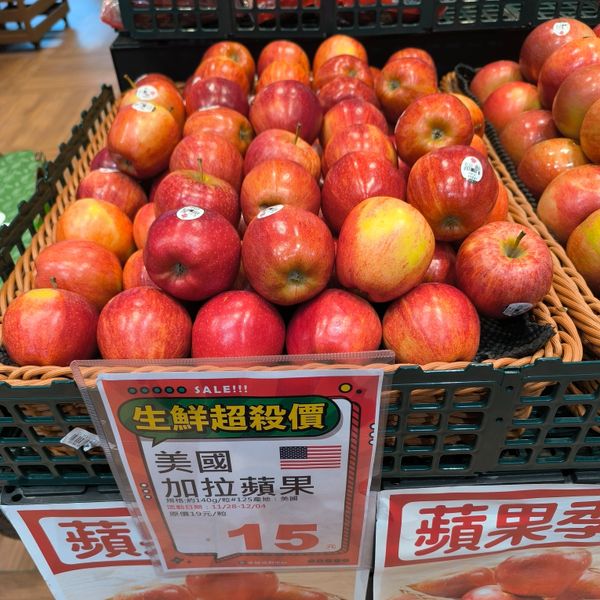 華盛頓的加拉蘋果 (Gala Apple) 是美國華盛頓州非常受歡迎的品種，也是華盛頓州產量第二大的品種，特點是果實小巧、皮薄，黃底帶粉紅至橙紅條紋，口感香甜、爽脆多汁，是零食、沙拉或烘焙的絕佳選擇，在台灣幾乎全年都可享用。