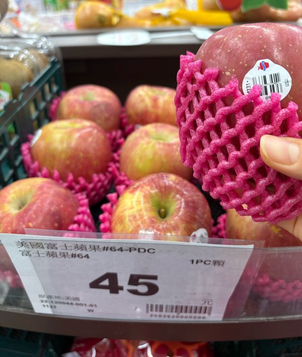 華盛頓富士蘋果具有高甜度與濃郁果香，能自然提升咖哩的甜味與層次，同時因質地紮實，不易煮爛，適合與蔬菜一同燉煮；其果酸與香氣能讓日式咖哩風味更圓潤、滑順而不厚重，是增添清爽感與自然甜味的理想配料。