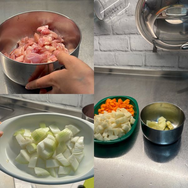 前置作業
1.雞腿排：
使用廚房紙巾擦拭並壓乾雞肉水分後，剪小塊，用少許鹽及白胡椒粉，抓醃 5分鐘。
2.蔬果：
蘋果、紅蘿蔔及馬鈴薯洗淨後，削皮切塊(馬鈴薯切大塊一點點)；洋蔥洗淨後，剝皮切片