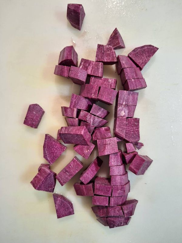 切成小丁備用【可以一半切碎、 一半切大塊】