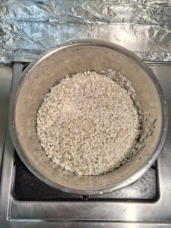 白米洗淨，加入半杯日式大麥片【如果是整顆大麥仁，要提前泡水4小時以上】