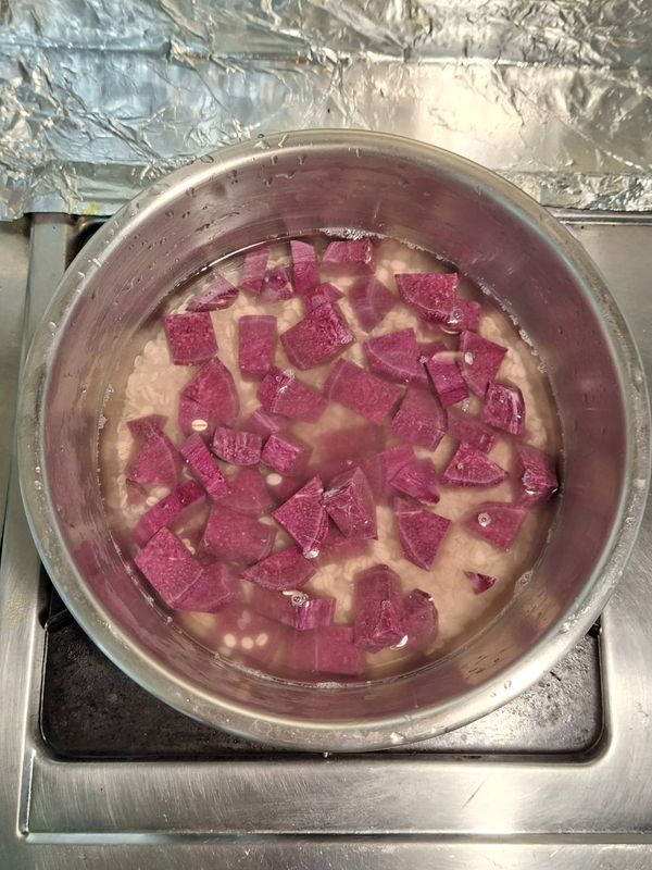 倒入冷水，鋪上紫薯丁【不可以攪拌】