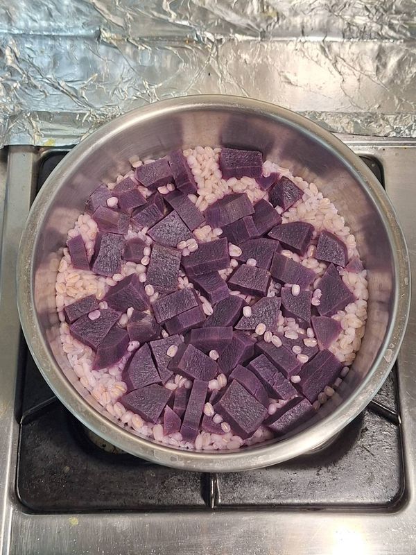 電鍋/電飯煲正常炊煮，煮好的大麥仁像珍珠似的😊