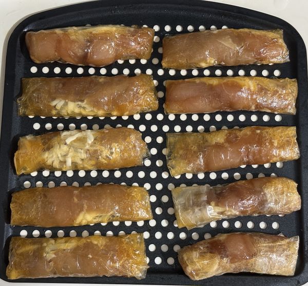 捲製並第一次氣炸：
烤盤（或氣炸鍋內鍋）刷上一層薄油避免黏黏的。
將米紙捲緊實後放入氣炸鍋，200°C 氣炸 10 分鐘。