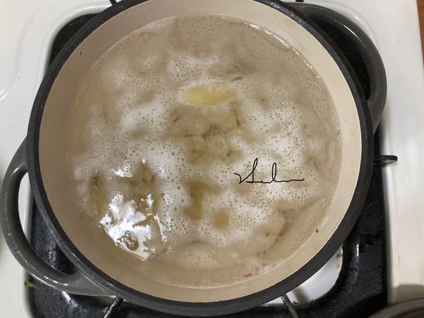 10分鐘後開鍋蓋，鍋面上有白色泡泡將它們用湯匙撈掉。