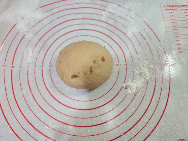 桌面灑上些許麵粉，將麵糰以洗衣服方式搓揉至光滑