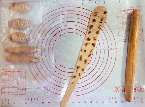 桿成長條狀，桂圓乾擺放邊邊二側（對切時才不會漏餡）輕輕由上往下捲起，依序將其他麵糰完成