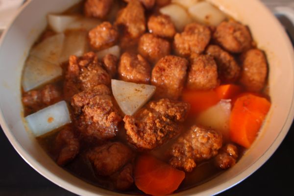 把炸好的排骨酥放入湯鍋裡再煮5分鐘，捨棄高湯包，加入胡椒粉和五香粉調味，要喝之前再撒上香菜即完成。
（五香粉不要灑太多，不然味道會很怪）