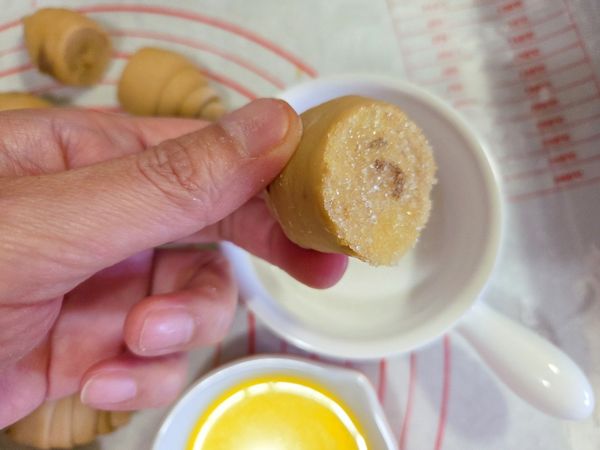 沾上一層細砂糖，擺放上烤盤，放在溫暖處發酵60分鐘大概2倍大小