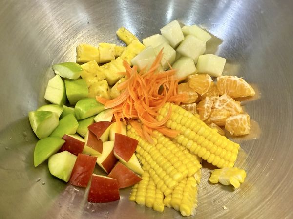 將準備好的蔬果放入大碗中。