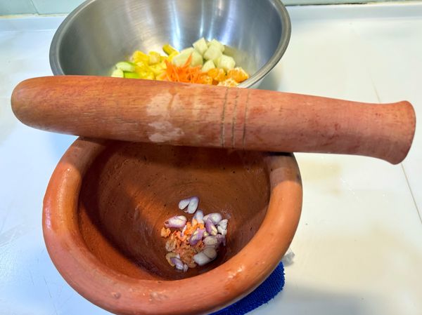 接著準備醬汁：
將切好的紅蔥頭和蝦米放入臼中搗。