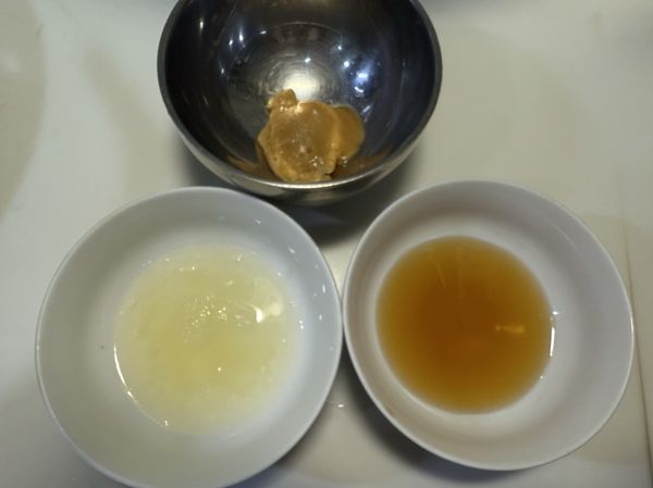 準備檸檬汁、椰糖（沒有的話用一般的砂糖取代）和魚露。