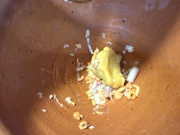 將椰糖放入臼中，與蝦米、紅蔥頭拌勻。