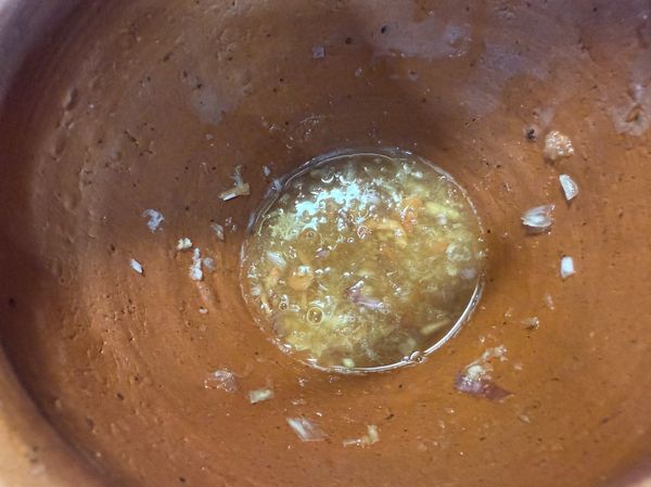 再加入檸檬汁和魚露攪拌均勻，涼拌醬汁就完成了。