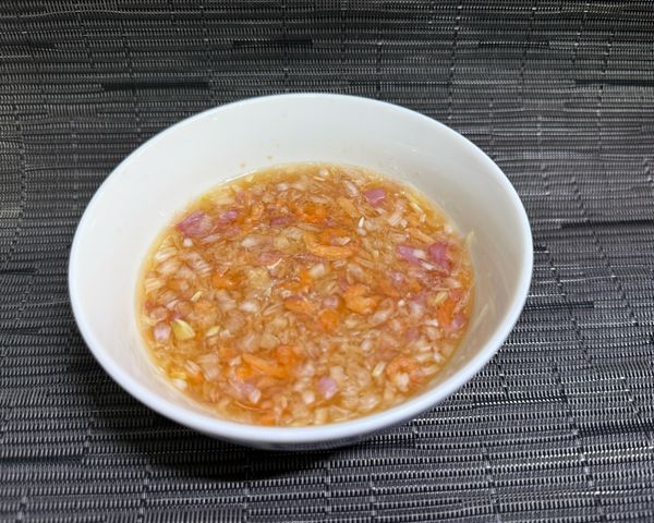 將臼中的涼拌醬汁倒入碗中備用。