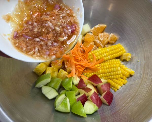 要吃的時候，才將涼拌醬汁和新鮮蔬果混合。