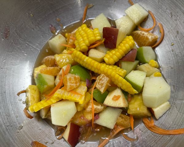 充分拌勻所有材料後，可依個人口味再調整鹹甜酸度。