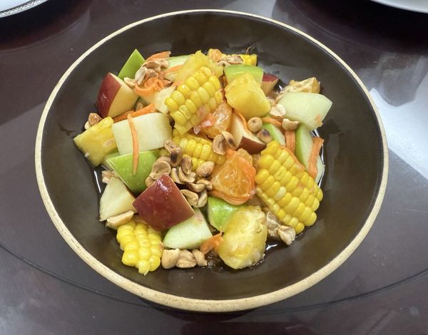 盛盤，最後灑上一把烤過的花生米（若沒有，可省略，或用其他堅果替代），即可享用這道酸酸甜甜的泰式水果沙拉。