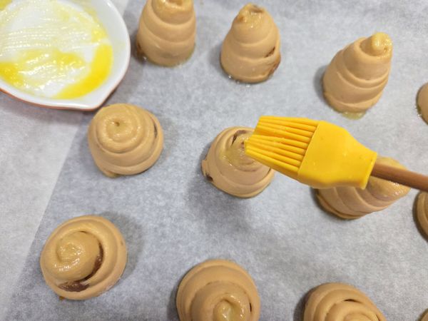 將發酵完成的麵糰表面塗上一層奶油
即可放入已預熱（上火180°C下火170°C）的烤箱烘烤15分鐘