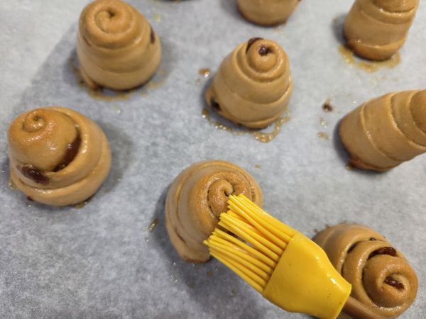 出爐將剩餘的奶油再次塗抹在表面