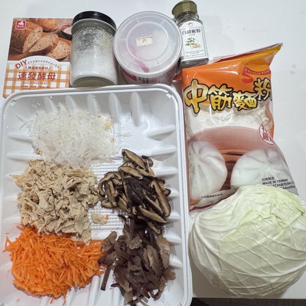 備料：
先將香菇、冬粉泡熱水、豆皮泡冷水備用
再將春菇、木耳、紅蘿蔔切絲
豆皮、冬粉、高麗菜切碎