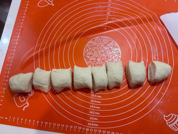 切成八等份(依麵團大小而定)