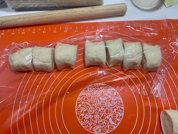 沒使用的麵糰先用保鮮膜蓋上，避免麵糰變硬