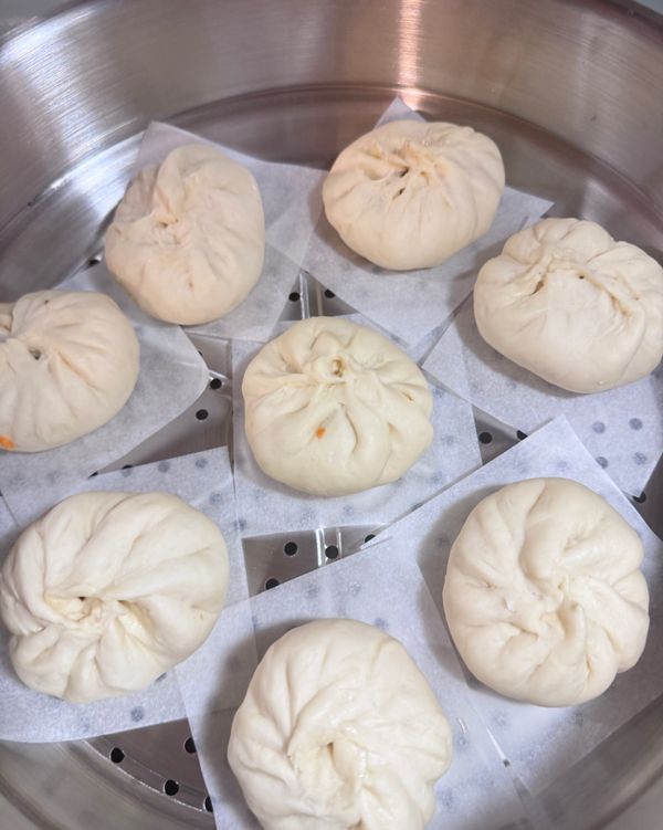 依序放入蒸籠中，等全部包好後，蓋上蓋子再讓它醒個10-15分，依包子二次醒發的情況而定
，醒好後，開大火，水滾後轉中火續蒸10-15分鐘，時間到時不要馬上開鍋，等個5-10分鐘後，先開小孔，讓蒸氣先慢慢跑出去後，再開蓋(避免塌皮)