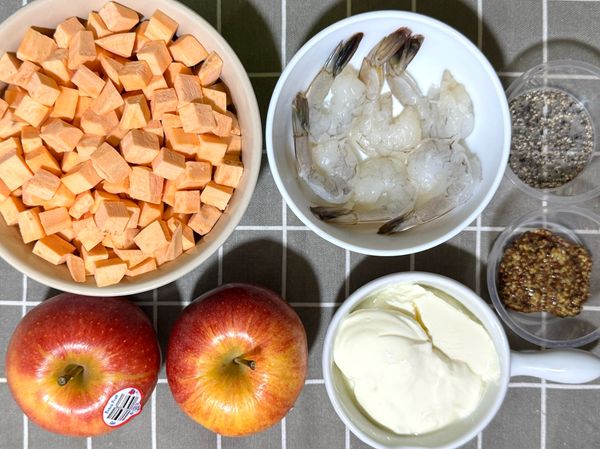 備齊食材～
將【華盛頓加拉蘋果】連皮和地瓜清洗乾淨，冷凍蝦仁沖洗變軟後，開背去腸泥沖洗並擦乾，備用～