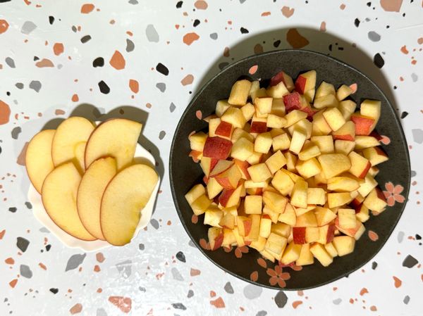 【華盛頓加拉蘋果】先切6片頂層蘋果片備用～再切成約0.7公分小丁。