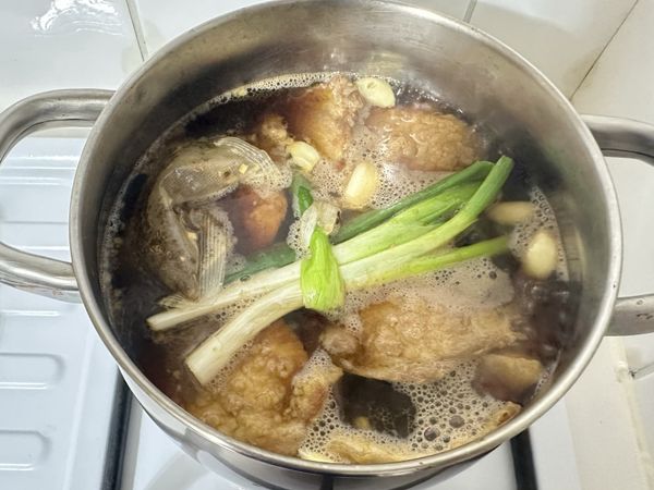 滷汁滾了之後，小火計時20分鐘。
同時也能順便準備豆干、海帶、菇類等等一起滷。