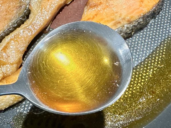 ●煎好鮭魚排將鍋傾斜瀝油，煎鮭魚的油脂用來調油醋醬，多了鮭魚的營養跟香氣。