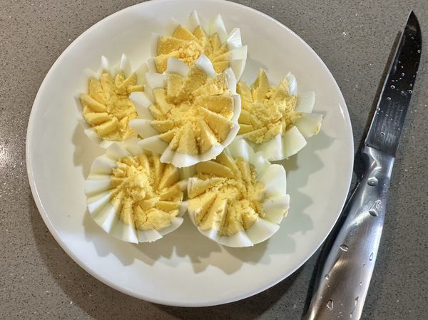 簡單的生菜料理，加白煮蛋多了蛋白質的營養，可以幫蛋做些簡單的造型，讓簡單的料理視覺更豐富。
白煮蛋假掰切可以參考之前這篇影片分享
https://icook.tw/recipes/477222