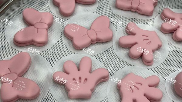 用刷子刷上薄薄的一層在內側，麵皮對齊輕輕貼上，剩下的麵皮繼續桿平壓出其他的刈包。

間距排放在蒸籠裡
發酵時鍋蓋要留縫隙
發酵沒有一定時間
基本上是長大到1.5倍
輕壓饅頭會緩慢回彈

https://youtu.be/EOP-8SekZ3U?si=dHj-rVgFRoBXrJvU