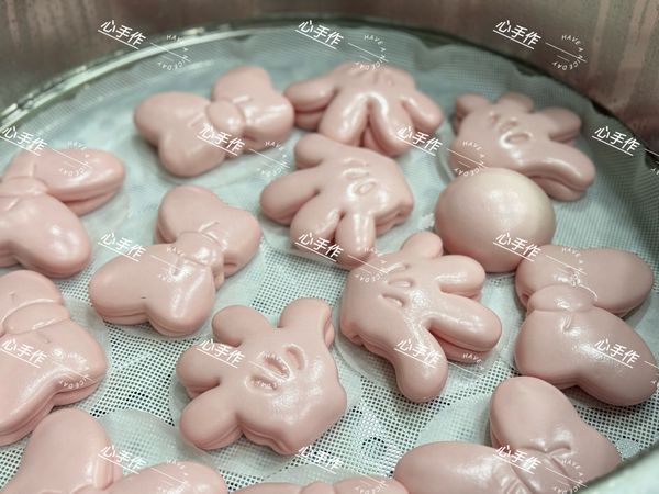 我的是發酵到1.5倍冷水開始蒸
因為我的蒸鍋是不鏽鋼的
不鏽鋼的鍋蓋要包布邊邊留一點縫隙
開大火，觀察出現蒸氣後開始計時15分鐘
時間到的時候等5分鐘再開鍋蓋
💡發酵到1.5倍大冷水開始蒸
💡發酵到兩倍大熱水開始蒸