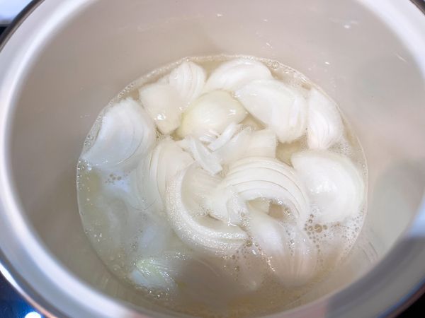 洋蔥先入鍋煮。