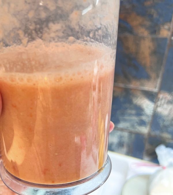 蕃茄用攪拌機打成汁。