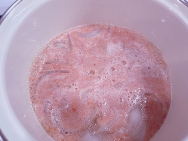 茄汁倒入洋蔥湯內。