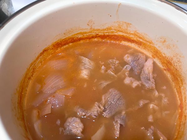 湯滾了加入牛肉厚片。