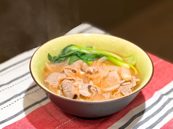 煮個麵條、燙些青菜及完了牛肉麵。