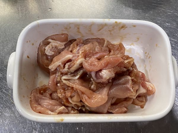 豬肉片加入醬油、糖、花椒油拌勻，醃約 5 分鐘