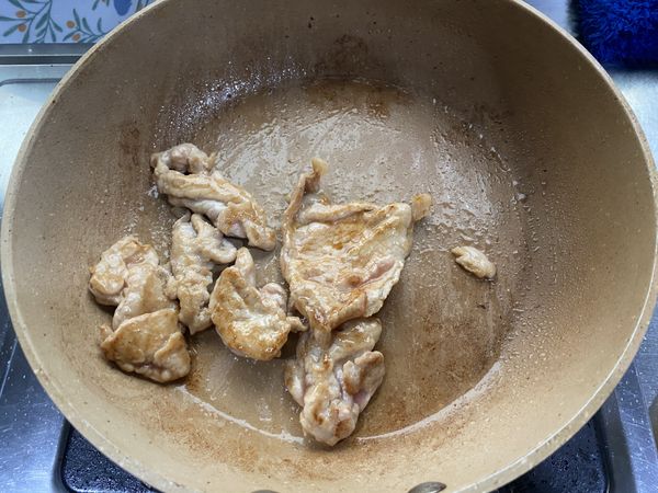 平底鍋加熱少許油，放入醃好的豬肉片，用中小火煎至表面微焦，熟透後盛出備用