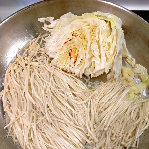 高麗菜兩面煎至焦黃