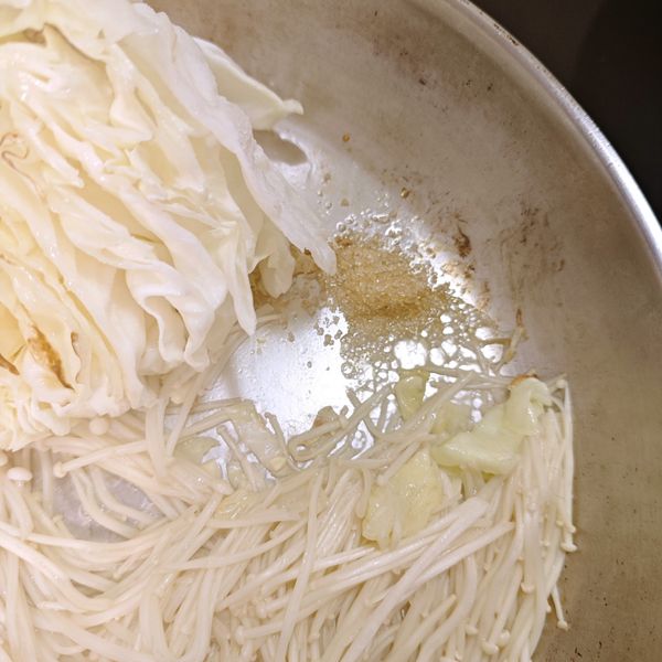放一小匙湯在有油的地方，炒一下，讓它有稍微炒融的感覺，不用炒到變焦色，這個步驟會讓味道多一種香氣喔！