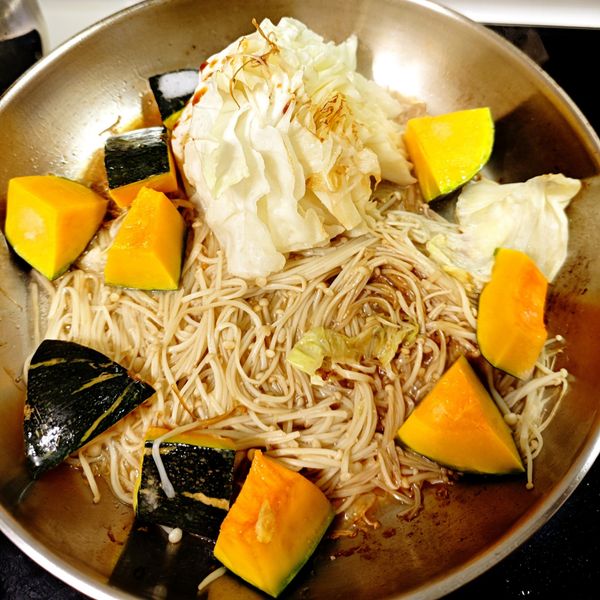 加入南瓜、鹽巴、醬油和水，燉煮五分鐘。