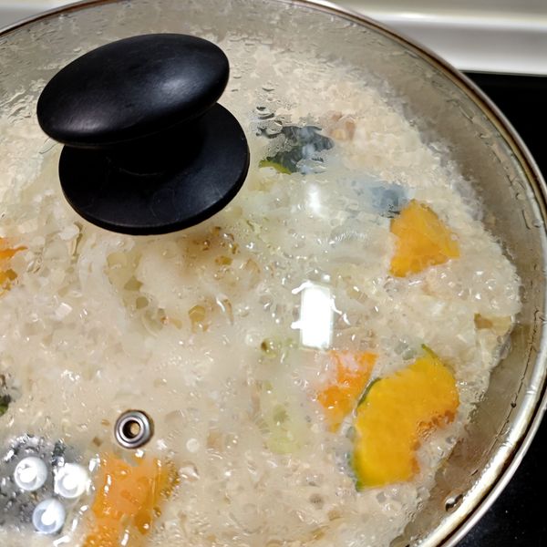 最後加上濃豆乳，上蓋再煮8分鐘，這裡上蓋要留多一點縫隙，最好在旁邊等候一下，因為豆漿容易溢出喔！