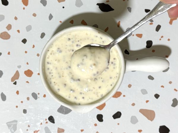 製作優格芥末籽醬(奶白亮光層）
將優格、芥末籽醬、黑胡椒攪拌均勻，質地維持濃稠但可緩慢流動的狀態。
（太稀會讓分層不明，太厚可加1小匙水調整。）