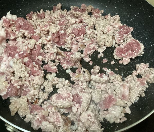 豬絞肉煸出焦香味及肉香味
