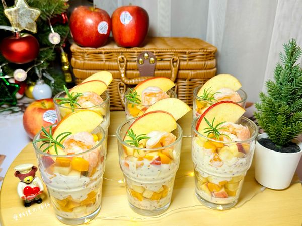 將杯子放入冰箱冷藏片刻，增加清爽口感，就可以開始享受這美味的《蘋果蝦仁優格沙拉派對杯》。